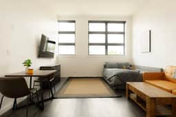 Above The Roots | Elegant & Bright Studio Stay