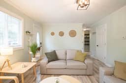 BOHO BUNGALOW - Bright, modern home in the Heights