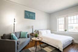 CITY VIBES - Modern Suite in the heart of Downtown