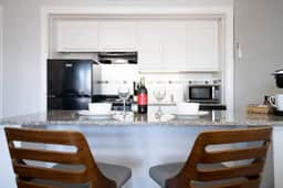 CITY VIBES - Modern Suite in the heart of Downtown