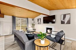 Comfort Cabin - 2BD Family Getaway in Creve Coeur