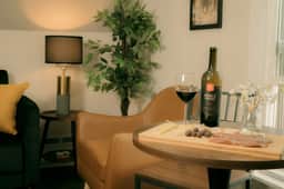 Stylish City Hideaway | Modern 1BD for Corporate Travellers