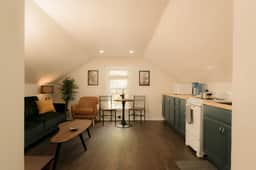 Stylish City Hideaway | Modern 1BD for Corporate Travellers