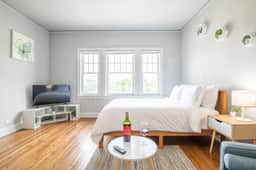 VIBES ON MAIN - Modern Chic Studio in Downtown