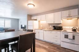 Wood'Inn - Cozy 2BD over the bridge