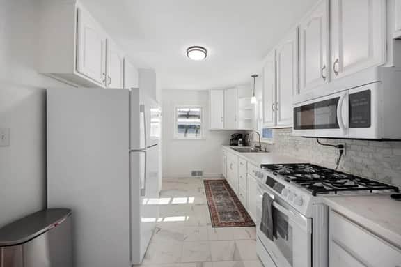 A Pop of Color - 3BD in the Heights w/ 3 King Beds