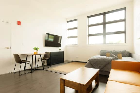 Above The Roots | Elegant & Bright Studio Stay
