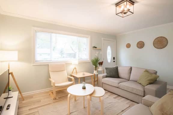 BOHO BUNGALOW - Bright, modern home in the Heights