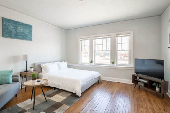 CITY VIBES - Modern Suite in the heart of Downtown