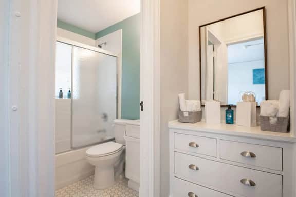 CITY VIBES - Modern Suite in the heart of Downtown