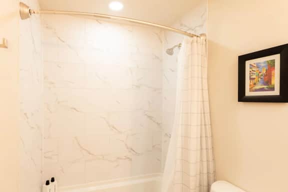 King Comfort | Bright & Modern 1BR Stay in Dunlap