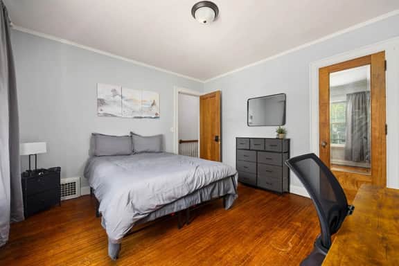Queen Bed Retreat | Full Kitchen + Laundry Access