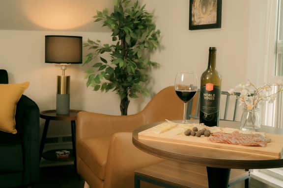 Stylish City Hideaway | Modern 1BD for Corporate Travellers