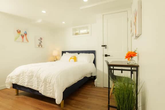 The Minimalist Escape | Modern 1BD in the Heights