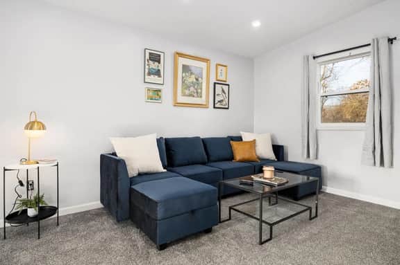 The Modern Elm Escape: a cozy 2bd in the Heights