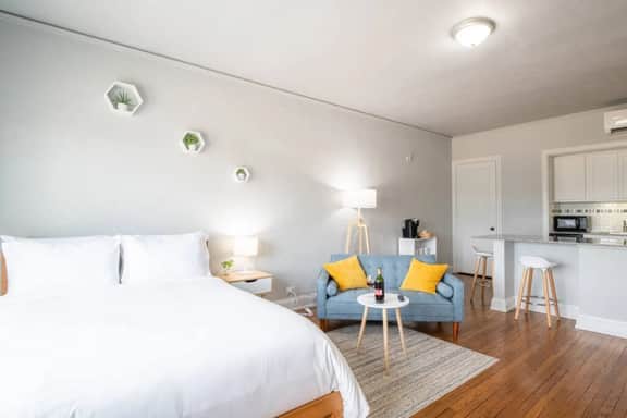 VIBES ON MAIN - Modern Chic Studio in Downtown