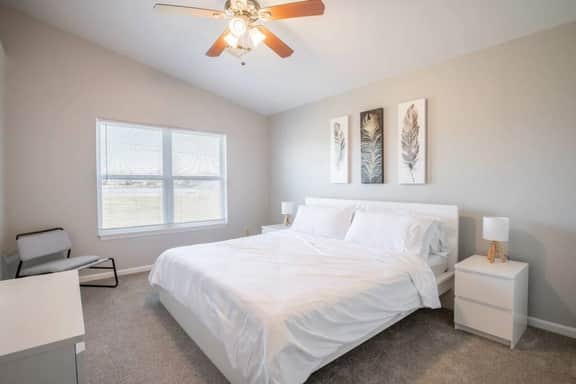 VILLA VERBENA - Sleek 3 BD in Pekin