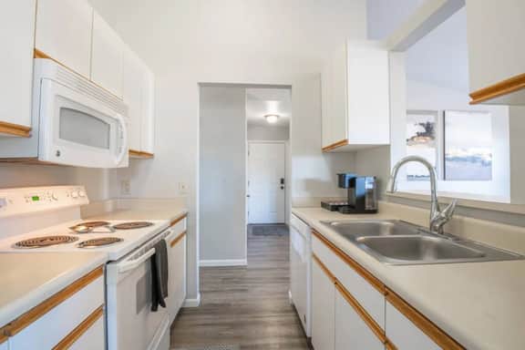VILLA VERBENA - Sleek 3 BD in Pekin