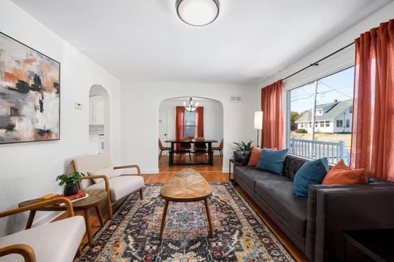 A Pop of Color - 3BD in the Heights w/ 3 King Beds