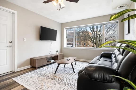 Chic and Comfortable 1BR Apartment near Bradley U