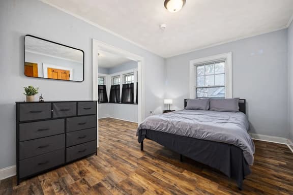 Queen Bed Retreat | Full Kitchen + Laundry Access