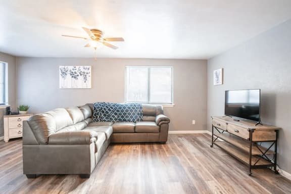 Wood'Inn - Cozy 2BD over the bridge